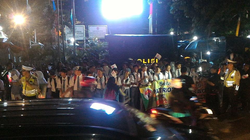 Suasana%20di%20depan%20kantor%20Kemenpora%20jelang%20kedatangan%20keempat%20atlet%20yang%20tengah%20diarak.